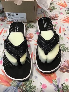 Clarks Black Women's Breeze Sea Thong Sandals with White Stitching size 9